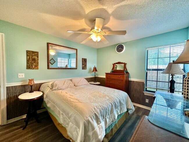 Building Photo - 2012 Mistral Ln E