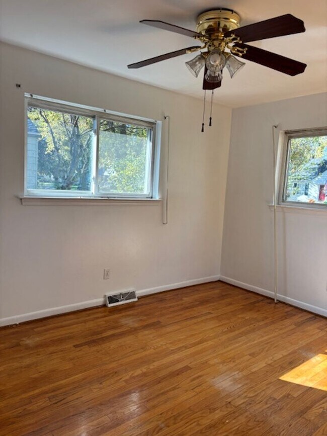 Building Photo - 3 BED, 1.5 BATH IN DOWNTOWN PLYMOUTH