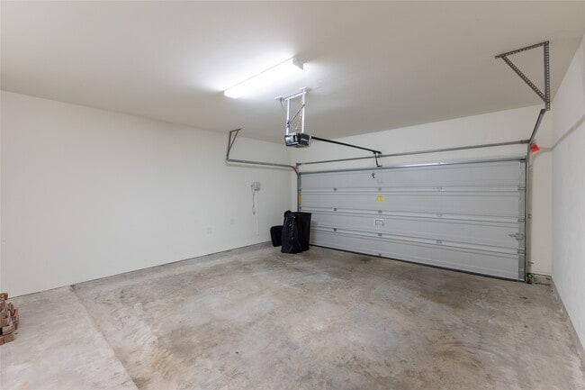 Building Photo - 27646 Mesabe Dr