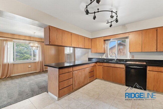 Building Photo - Sunnyside single family home with oversized 2 car garage