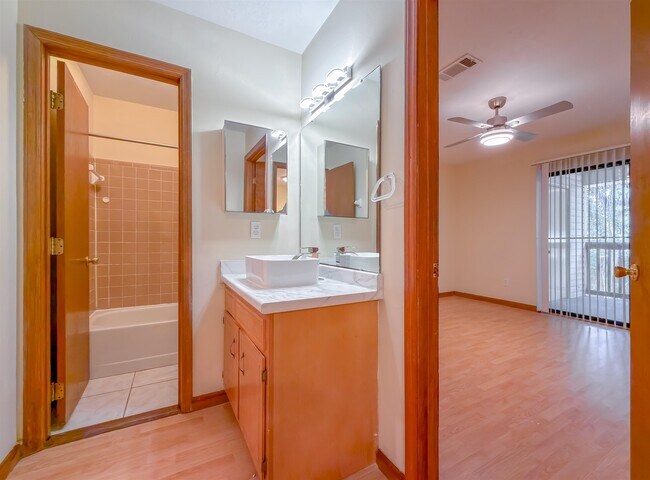 Building Photo - 1104 Greentree Ct