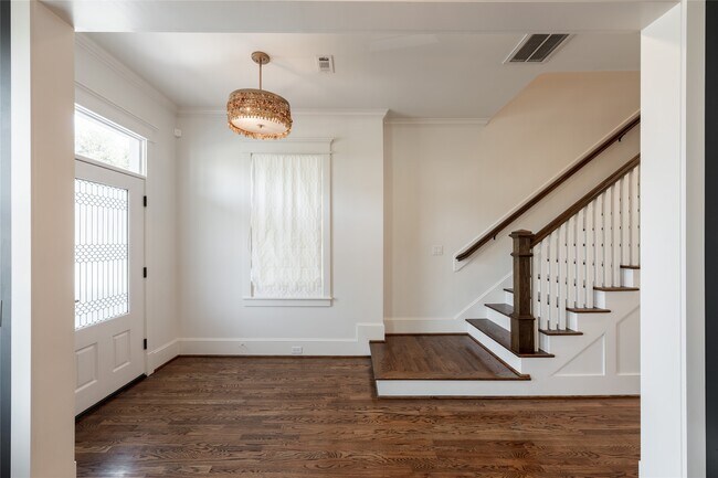 Building Photo - 828 E 28th St
