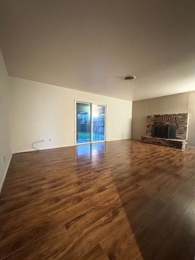 Building Photo - Westside - Close to Shopping