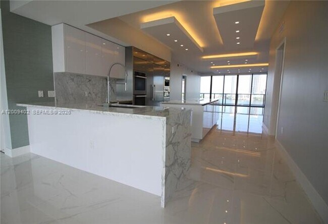 Building Photo - 5000 Island Estates Dr