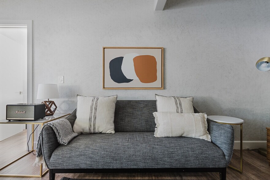 Building Photo - 715 Everett Ave