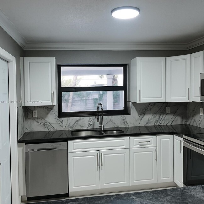 Building Photo - 15831 SW 106th Ave
