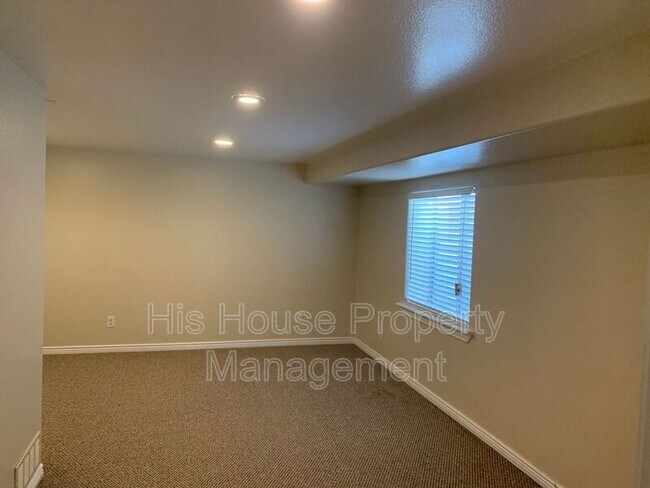 Building Photo - 208 Whitney Bay