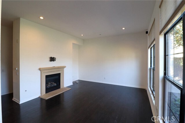 Building Photo - 561 W Maple Ave