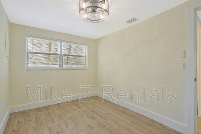 Building Photo - 3069 Woodside Ave