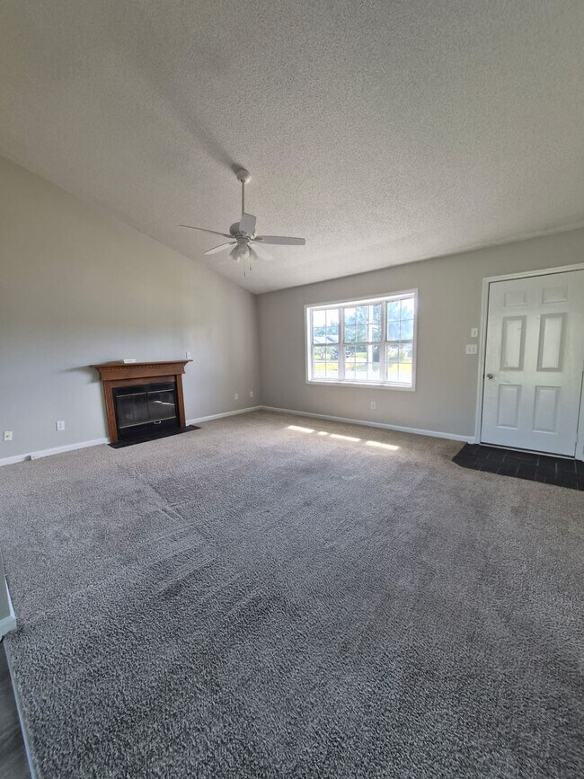 Building Photo - 3 bedroom 2 bath home in Foxtrace subdivision