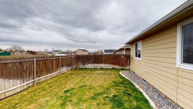 Building Photo - Maria167-2