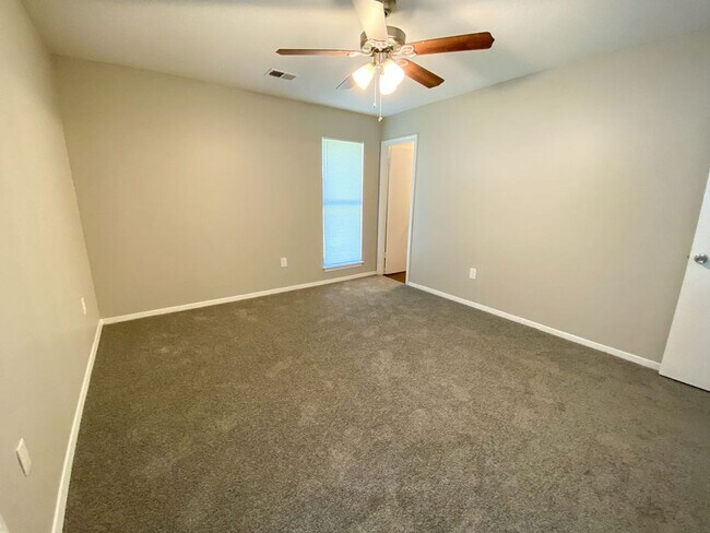 Building Photo - 3 bed, 2 bath in Horn Lake (ss appliances, fresh paint)