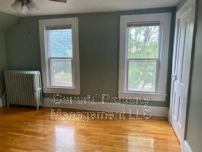 Building Photo - Charming 2 Bedroom Upper Duplex Near Downtown Eau Claire - Available August 1st!!