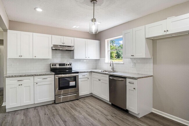 Building Photo - Updated 4 bedroom, 3 bath, single story ho...