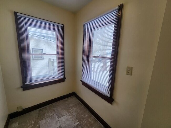 Building Photo - 2 Bedroom Home Near Union Hospital - Pets Welcome!