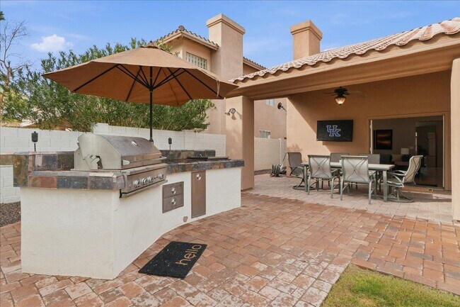 Building Photo - 1909 E Coral Tree Dr