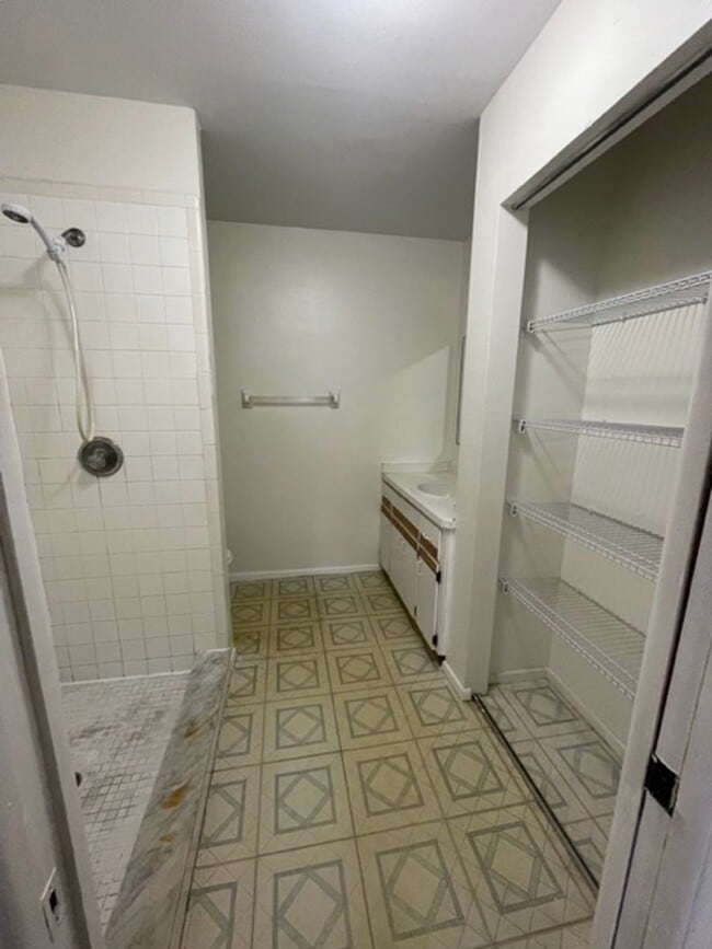 Building Photo - 313 Dirksen Dr