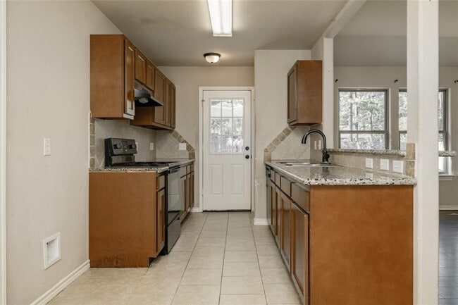 Building Photo - 10685 Royal Cavins Dr