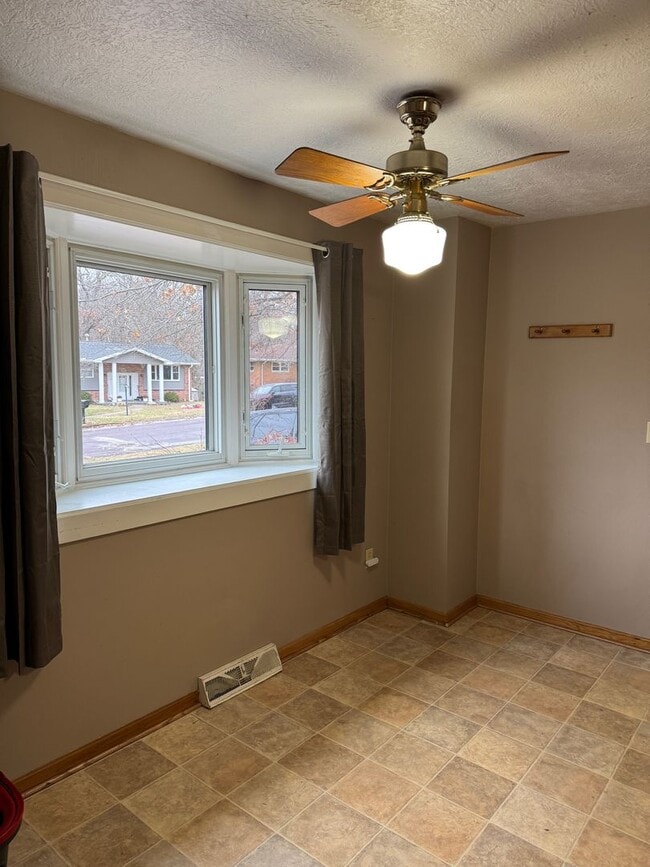 Building Photo - Great 2 Bedroom/2 Bath Duplex Unit For Lease