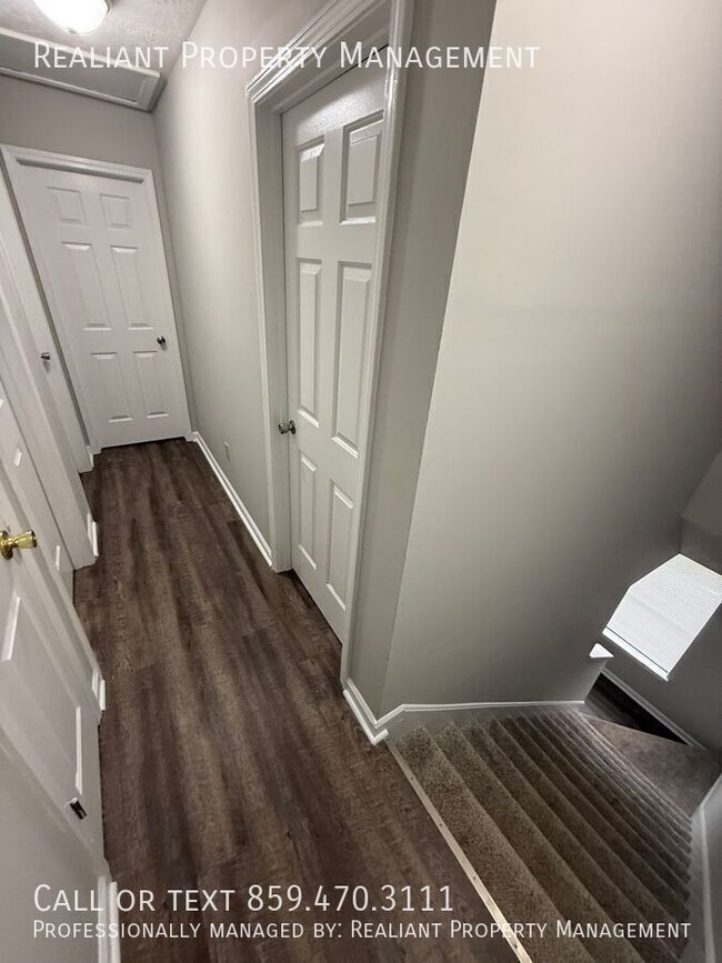 Building Photo - 221 Tanbark Dr