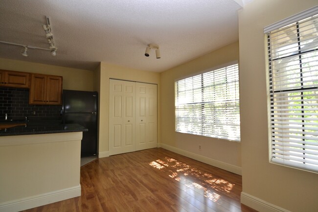 Building Photo - Lovely 1/1 Corner Unit in GATED ~ LAKEFRON...