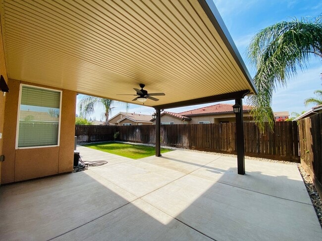 Building Photo - $2,250 International & Chestnut 3 Bed - N....