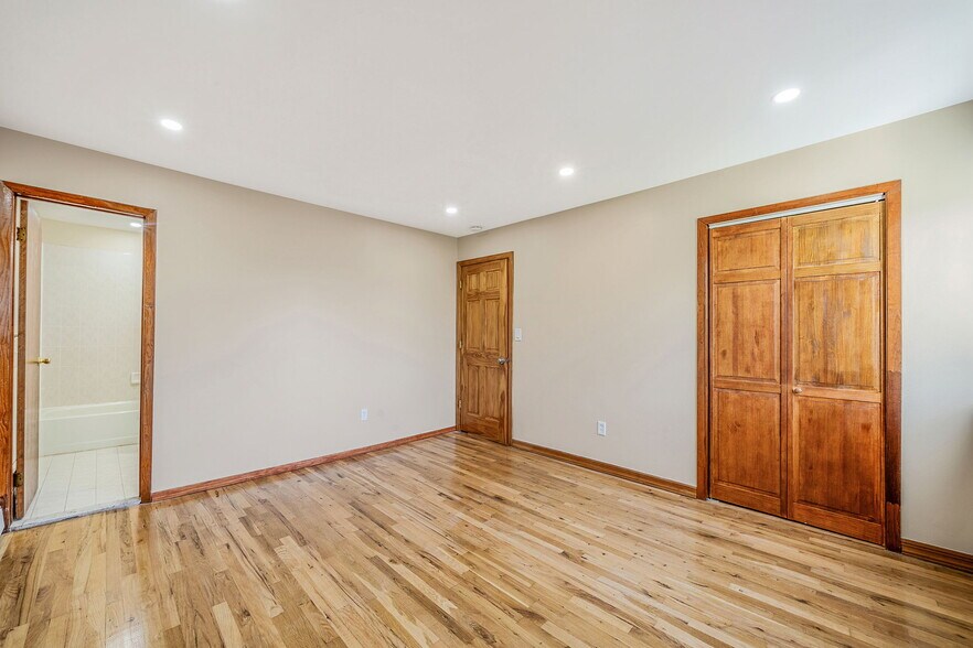 Building Photo - 4 Bay Pl