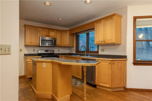 Building Photo - 48 Hemlock Ln
