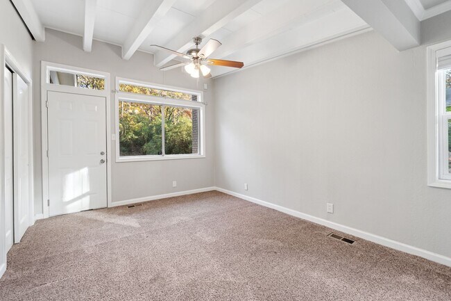 Building Photo - Gorgeous 5 bedroom, 2.5 bath House on a .8...