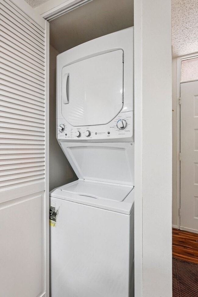 Building Photo - Top-floor condo located in the charming La...