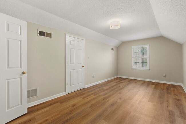 Building Photo - 8604 Sandpoint Dr