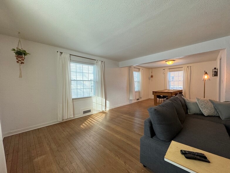 Building Photo - 620 E 63rd Ter