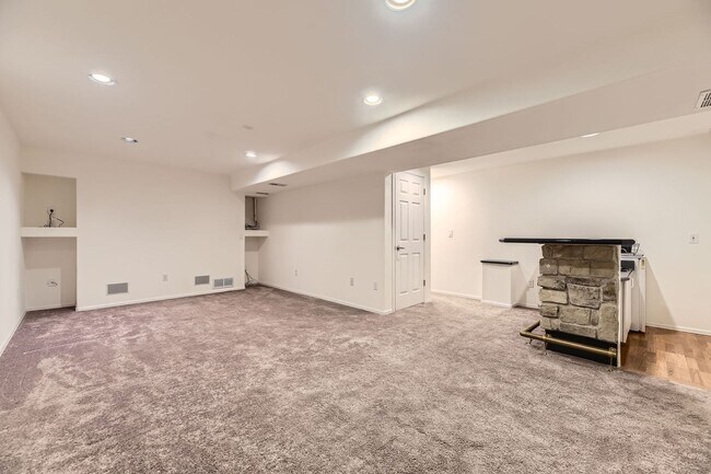 Building Photo - Spacious 4 Bed/ 3 Bath Home with Finished Basement