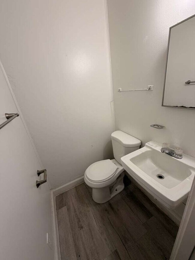 Building Photo - AVAILABLE NOW! Move-In Special Available – Free First Month’s Rent!