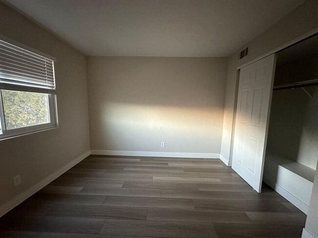 Building Photo - Amazing city views  2 bed 1 bath upstairs ...