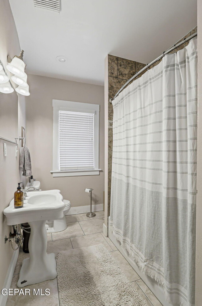 Building Photo - 3703 Cambridge Ave