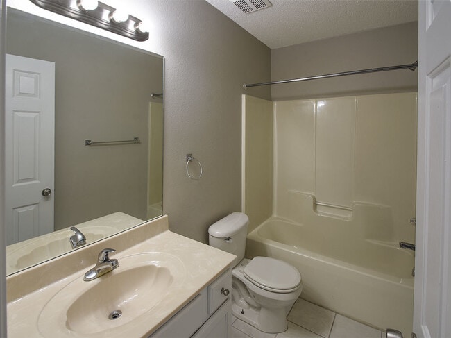 Building Photo - 3 Bedroom, 2 Bath Near Whitten and Dexter