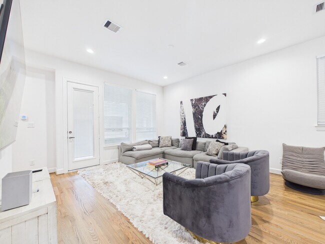 Building Photo - 2711 Clinton Dr