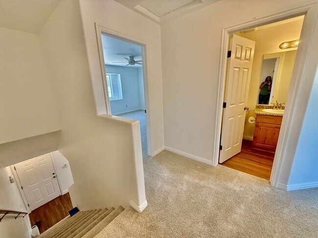Building Photo - Redone Lexington Hills Townhome