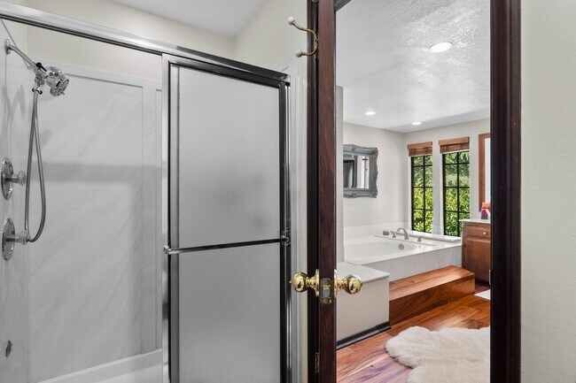 Building Photo - Brilliant Tavern Bay Home