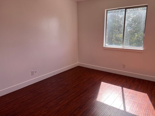 Building Photo - 68 E 200 S