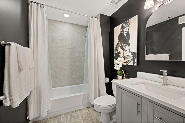 Building Photo - 758 N Larrabee St