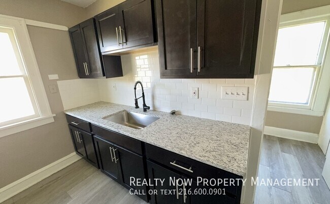 Building Photo - 949 Helmsdale Rd