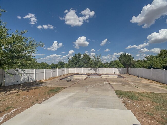 Building Photo - Large Private Oasis FOR RENT in Tuttle!