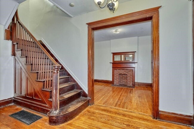 Building Photo - 371 Alexander St