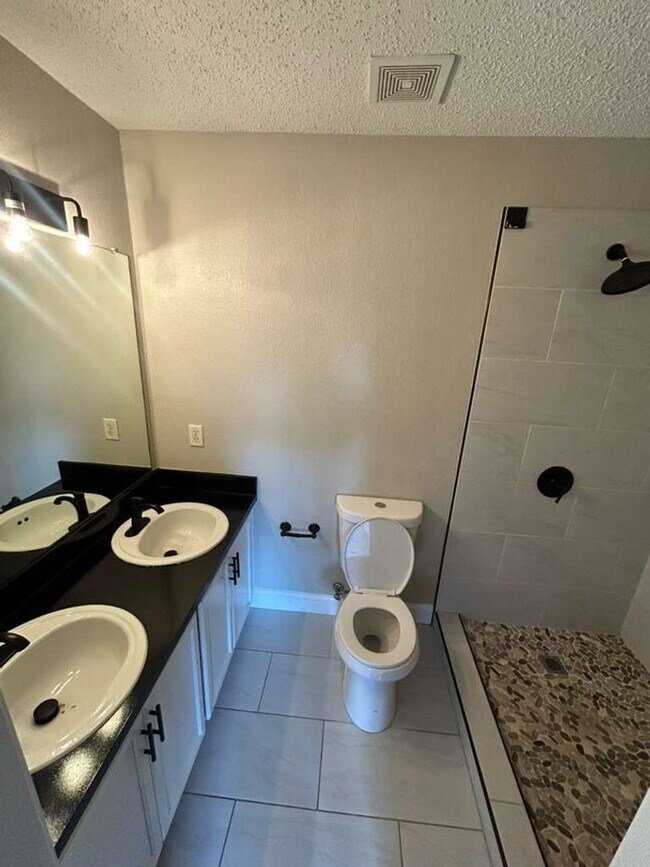 Building Photo - 307 Oakhurst Dr