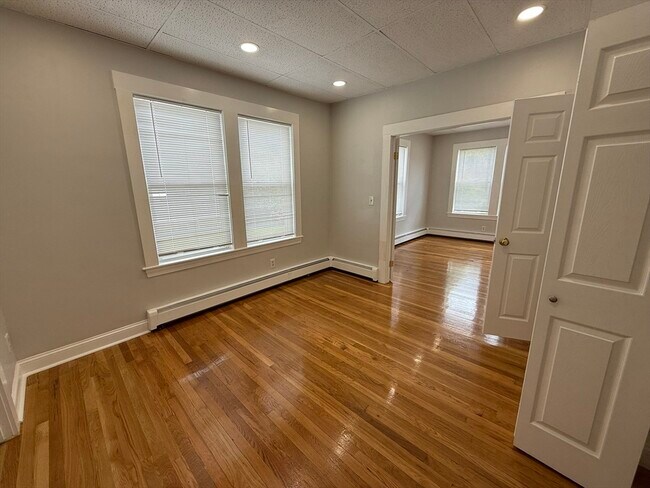 Building Photo - 63 Holten St