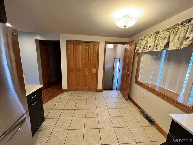 Building Photo - 13 Satinwood Dr