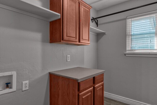 Building Photo - Gorgeous 4 Bed 2.5 Bath in Yukon!