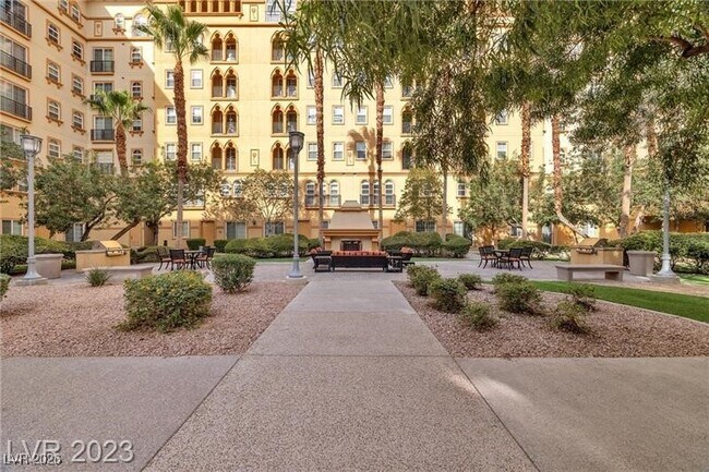 Building Photo - 2405 W Serene Ave